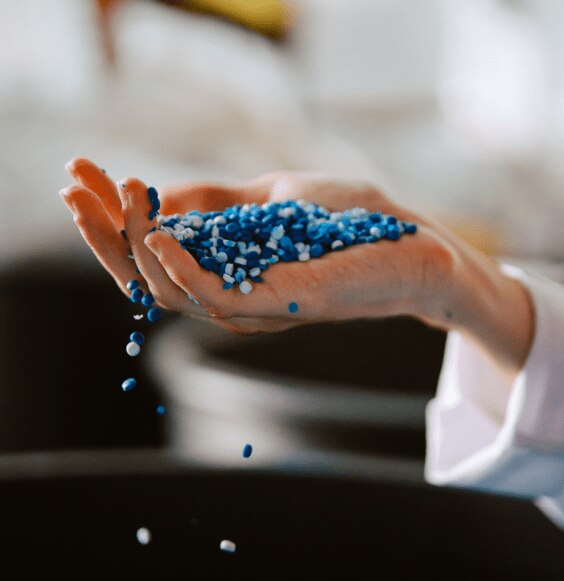 Hånd som holder resirkulert plast